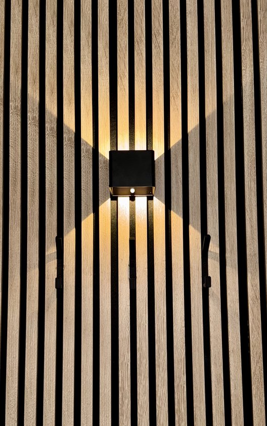 Wandlamp oplaadbaar – warm wit licht op lattenwand (sfeerbeeld)