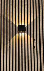 Wandlamp oplaadbaar – warm wit licht op lattenwand (sfeerbeeld)