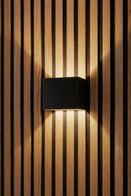 Wandlamp oplaadbaar – close-up USB-C oplaadpoort (detail)