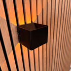 AkuStyle wandlamp oplaadbaar – zwart op akoestisch paneel verlicht (vooraanzicht)
