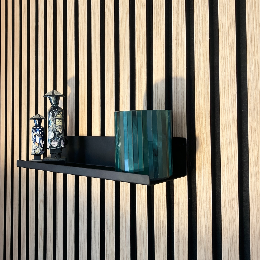 AkuStyle wandplank 50cm – zwart metaal met decoratie op akoestisch paneel (vooraanzicht)
