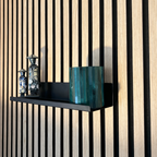AkuStyle wandplank 50cm – zwart metaal met decoratie op akoestisch paneel (vooraanzicht)